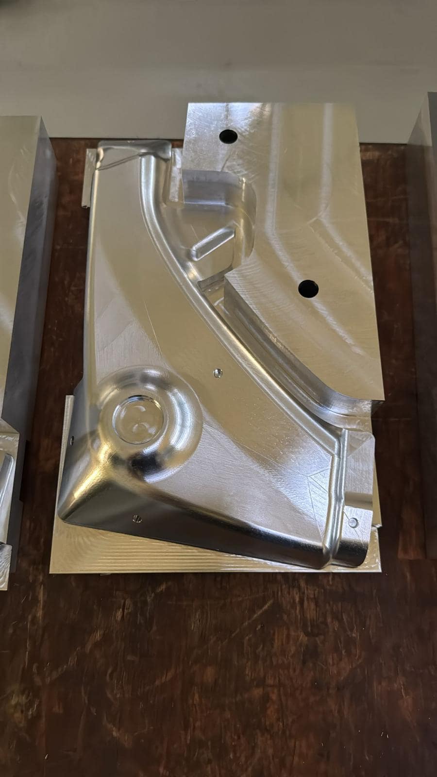 CNC-Bearbeitung eines Präzisionsbauteils bei Eiberger Präzisionstechnik